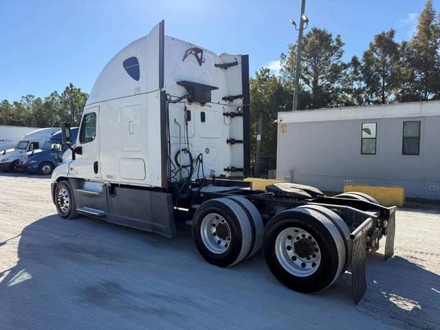 Image of Freightliner Cascadia equipment image 3