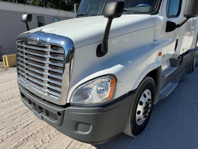 Image of Freightliner Cascadia equipment image 2
