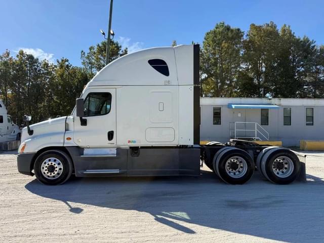 Image of Freightliner Cascadia equipment image 4