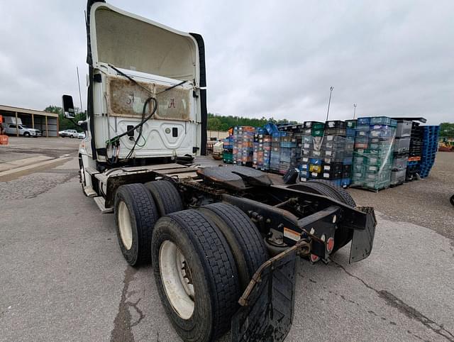 Image of Freightliner Cascadia equipment image 3
