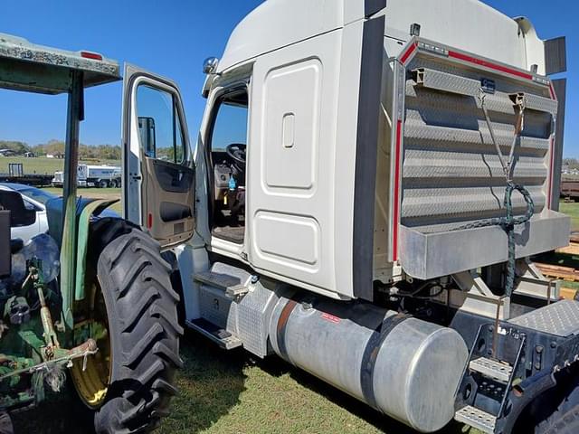 Image of Freightliner Cascadia equipment image 1