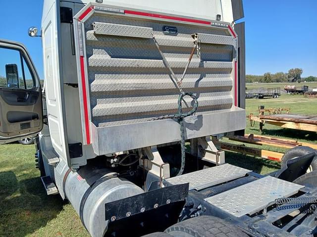 Image of Freightliner Cascadia equipment image 4