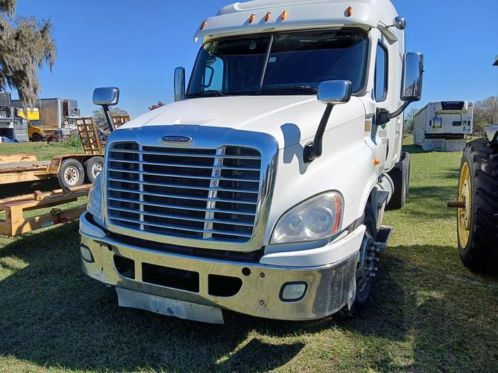2014 Freightliner Cascadia Equipment Image0