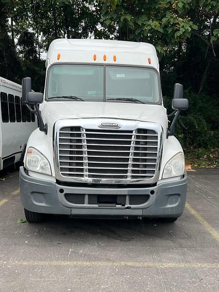 Image of Freightliner Cascadia Image 1