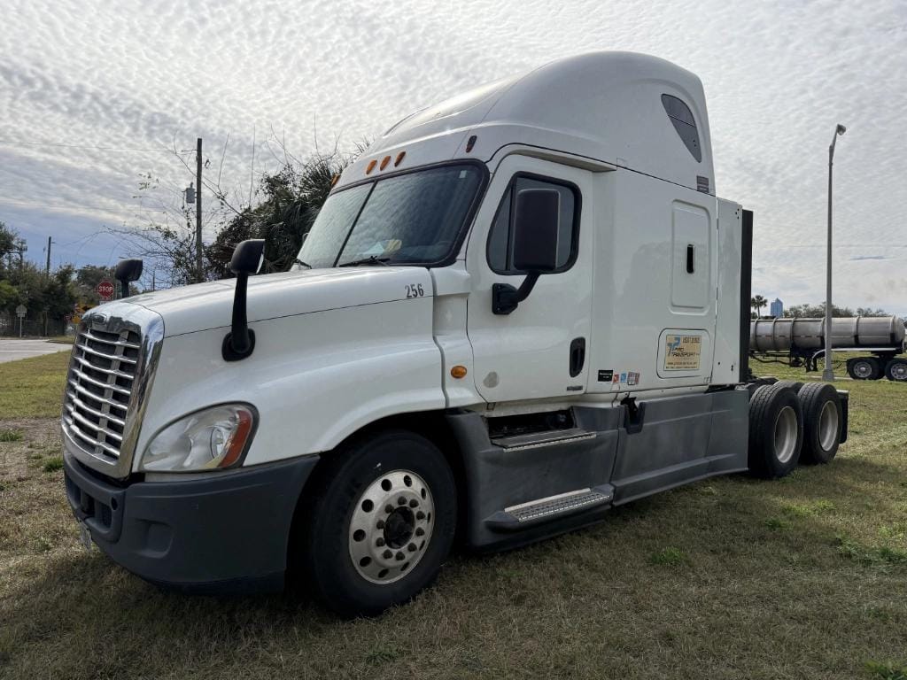 2014 Freightliner Cascadia Equipment Image0