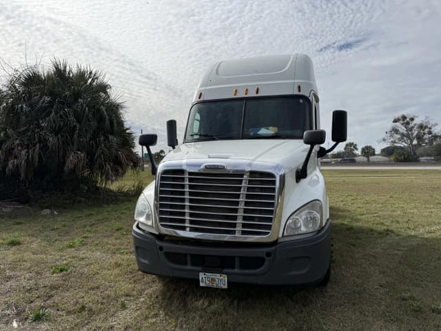 Image of Freightliner Cascadia equipment image 2