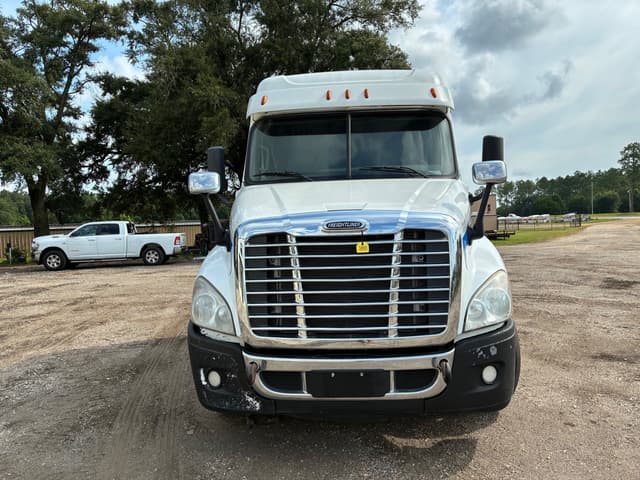 Image of Freightliner Cascadia equipment image 2
