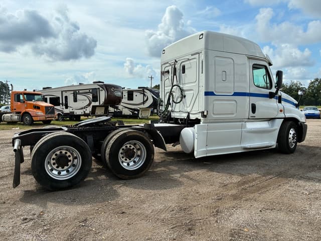 Image of Freightliner Cascadia equipment image 4