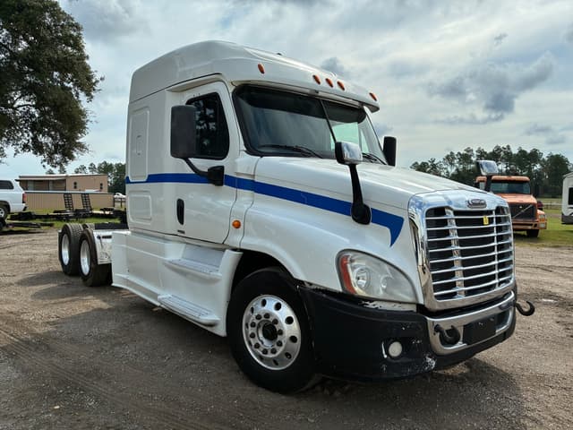 Image of Freightliner Cascadia equipment image 3