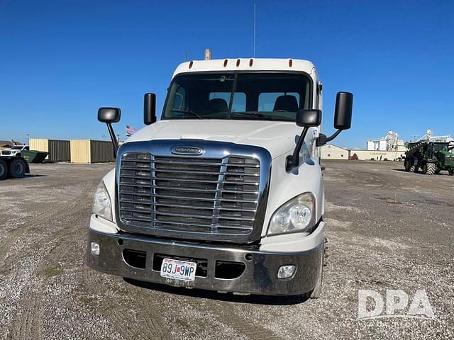 Image of Freightliner Cascadia equipment image 3