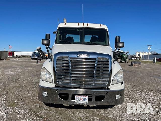 Image of Freightliner Cascadia equipment image 4