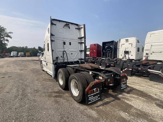 Image of Freightliner Cascadia equipment image 2