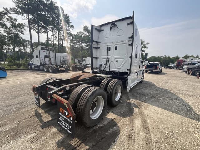 Image of Freightliner Cascadia equipment image 4