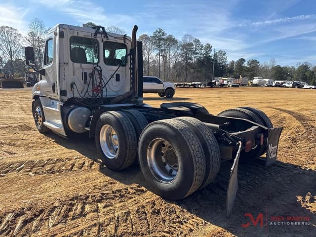 Image of Freightliner Cascadia equipment image 2