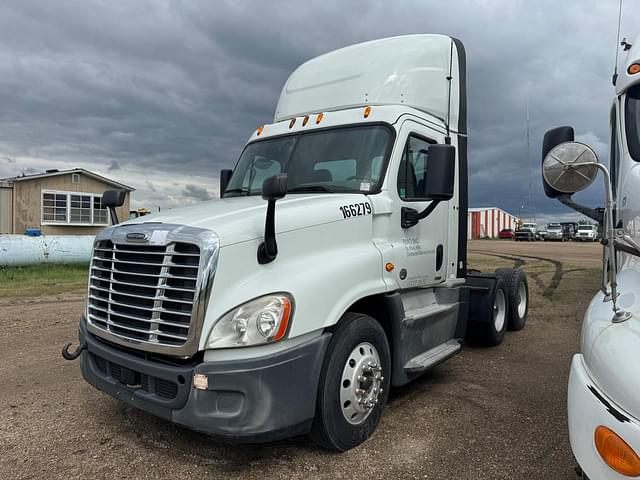 Image of Freightliner Cascadia equipment image 1