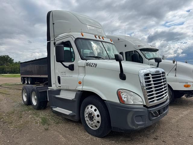 Image of Freightliner Cascadia equipment image 3
