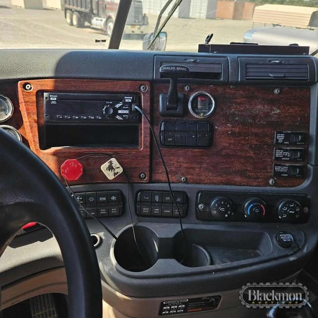 Image of Freightliner Cascadia equipment image 4