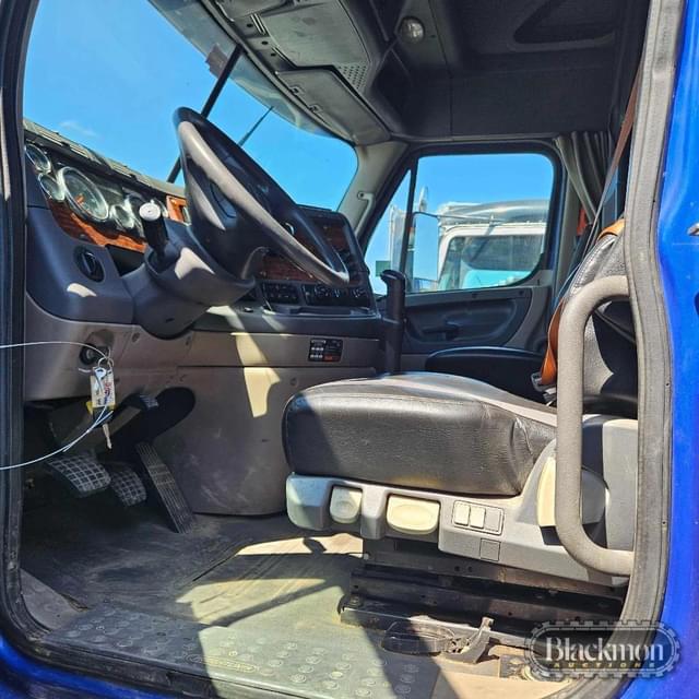 Image of Freightliner Cascadia equipment image 1