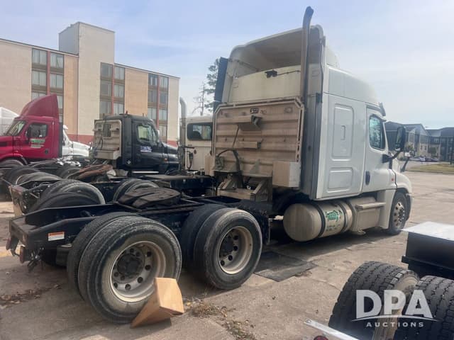 Image of Freightliner Cascadia equipment image 1