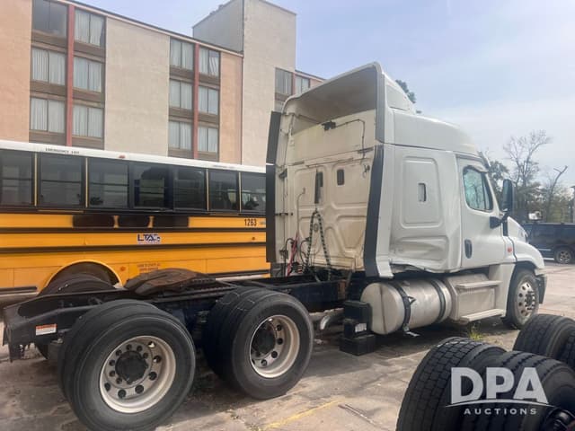 Image of Freightliner Cascadia equipment image 3