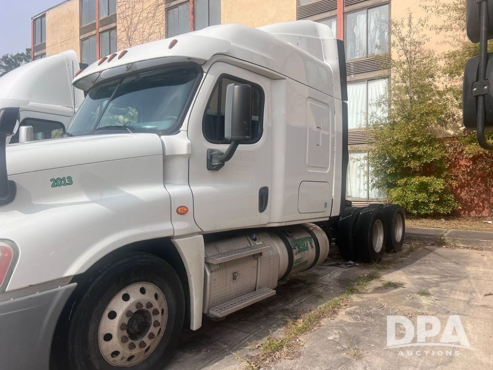 2014 Freightliner Cascadia Equipment Image0