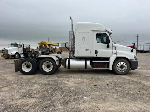 Image of Freightliner Cascadia equipment image 3