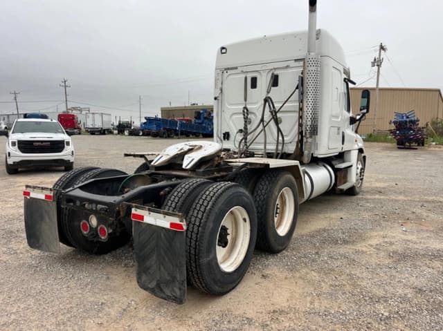 Image of Freightliner Cascadia equipment image 4