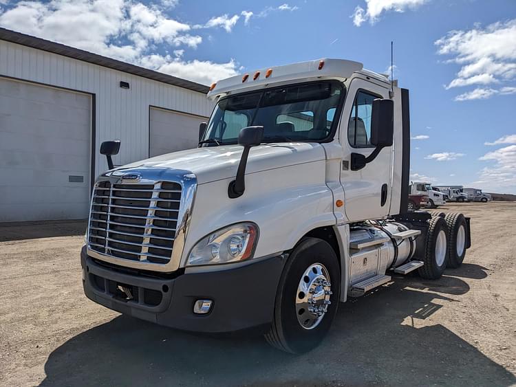 2014 Freightliner Cascadia Equipment Image0