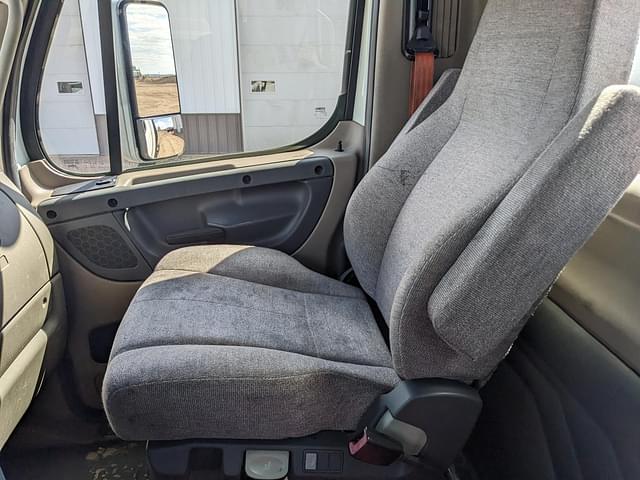 Thumbnail image Freightliner Cascadia 16