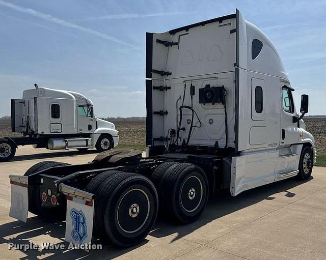 Image of Freightliner Cascadia equipment image 4