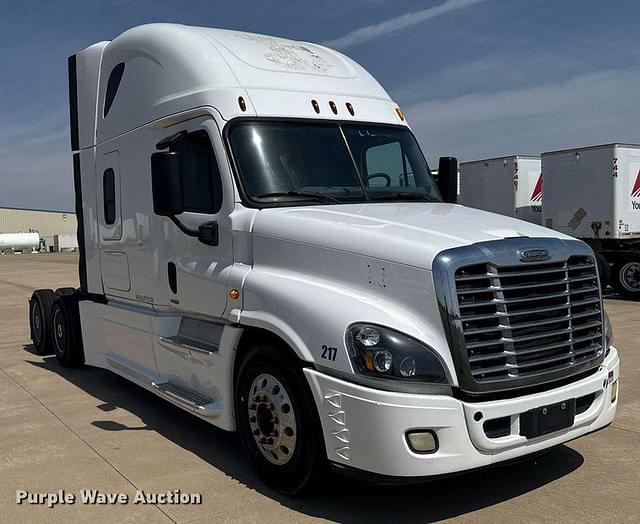 Image of Freightliner Cascadia equipment image 2
