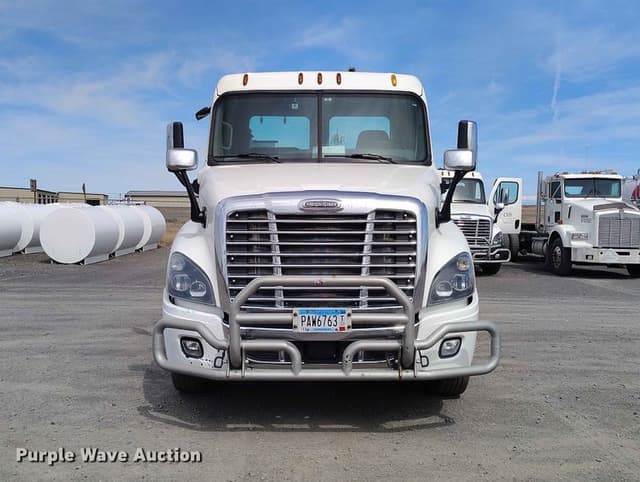 Image of Freightliner Cascadia equipment image 1