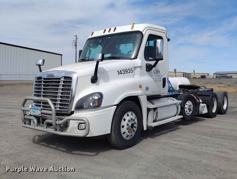 2014 Freightliner Cascadia Equipment Image0