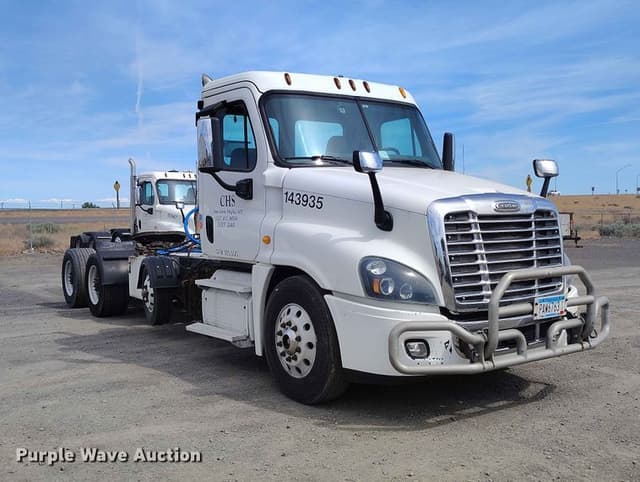 Image of Freightliner Cascadia equipment image 2