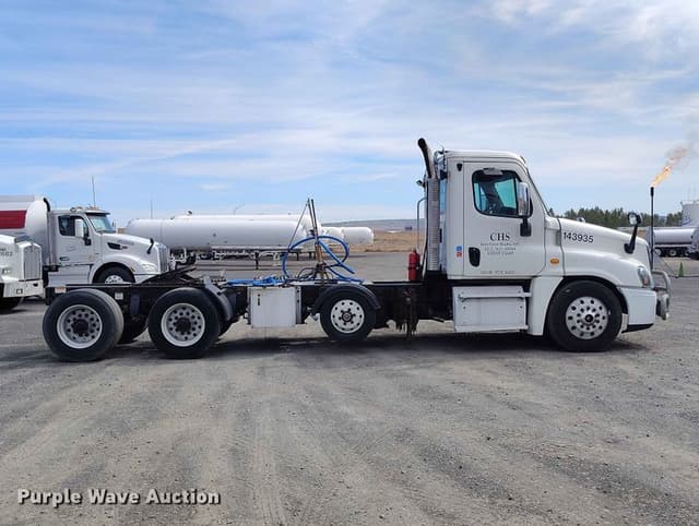 Image of Freightliner Cascadia equipment image 3