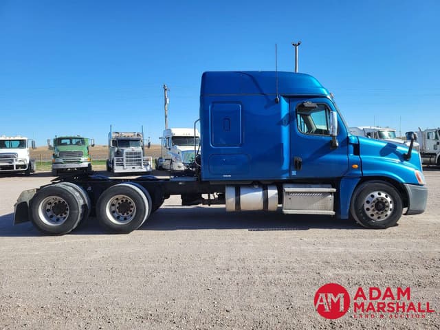 Image of Freightliner Cascadia equipment image 2