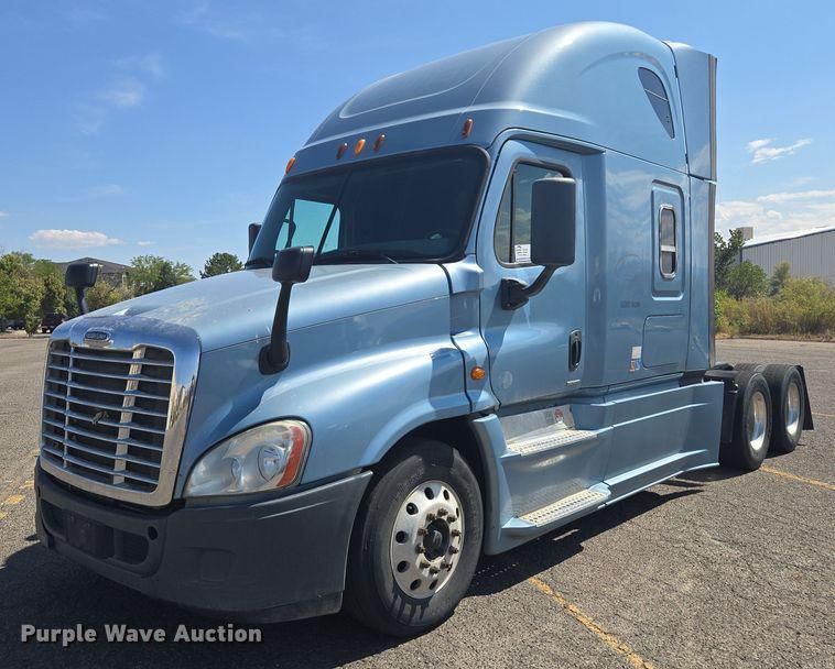 2014 Freightliner Cascadia Equipment Image0