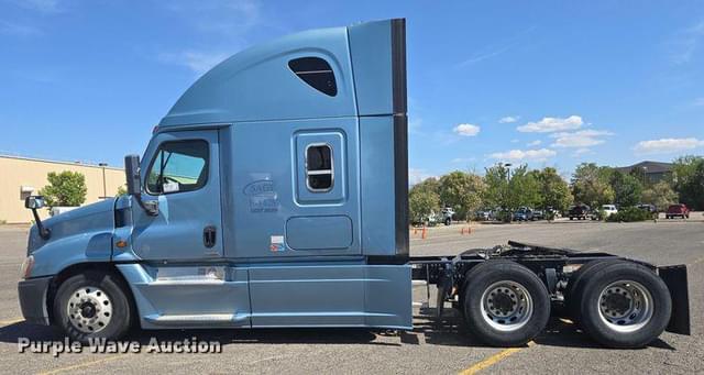 Image of Freightliner Cascadia equipment image 2