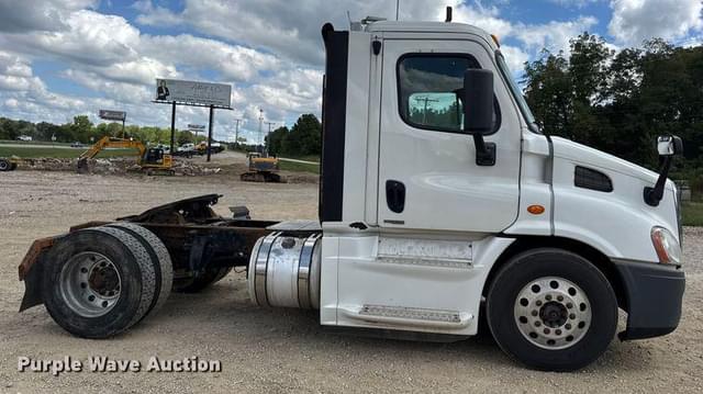 Image of Freightliner Cascadia equipment image 3
