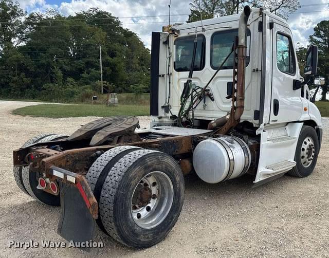 Image of Freightliner Cascadia equipment image 4