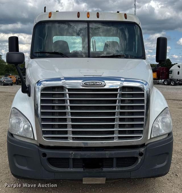 Image of Freightliner Cascadia equipment image 1
