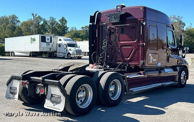 Image of Freightliner Cascadia equipment image 4