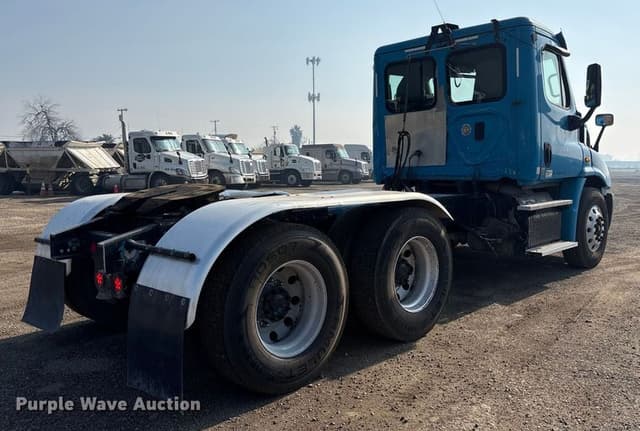 Image of Freightliner Cascadia equipment image 4