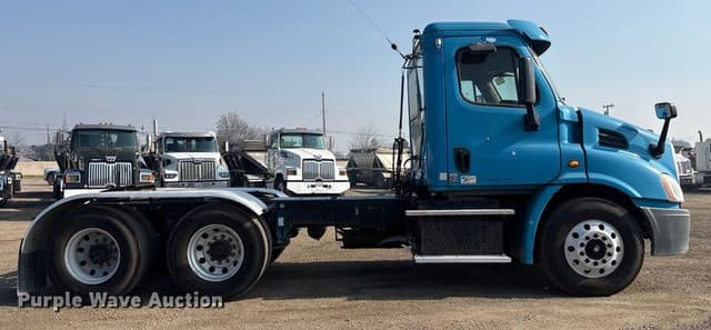 Image of Freightliner Cascadia equipment image 3