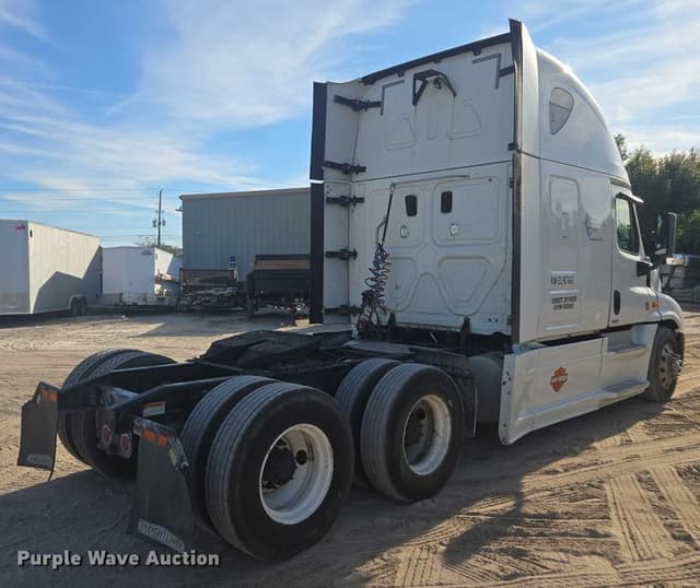 Image of Freightliner Cascadia equipment image 4