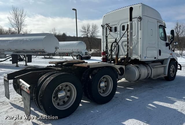 Image of Freightliner Cascadia equipment image 4