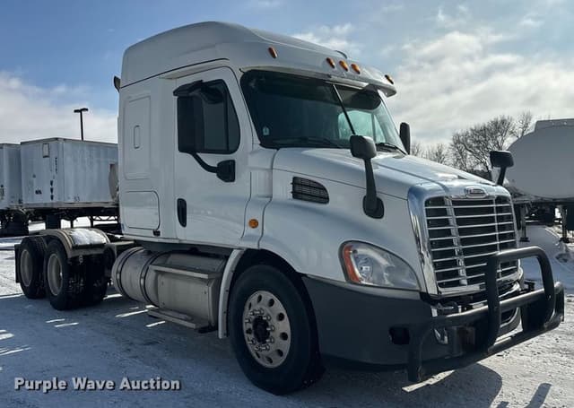 Image of Freightliner Cascadia equipment image 2