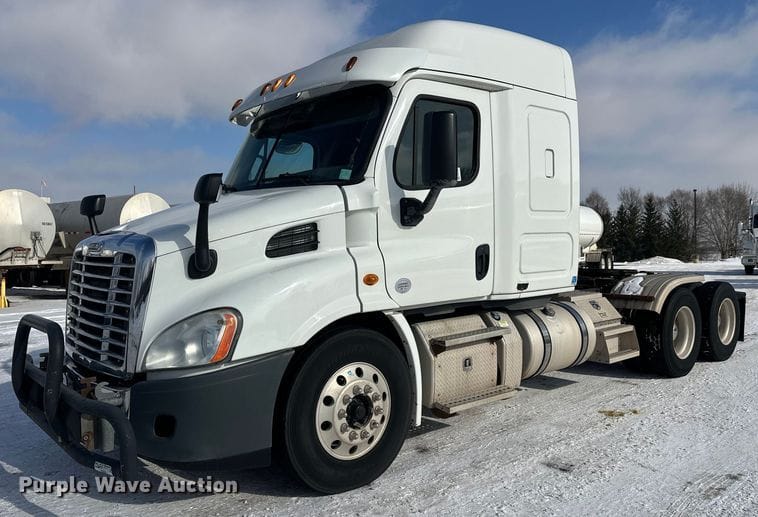 2014 Freightliner Cascadia Equipment Image0