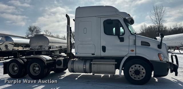 Image of Freightliner Cascadia equipment image 3