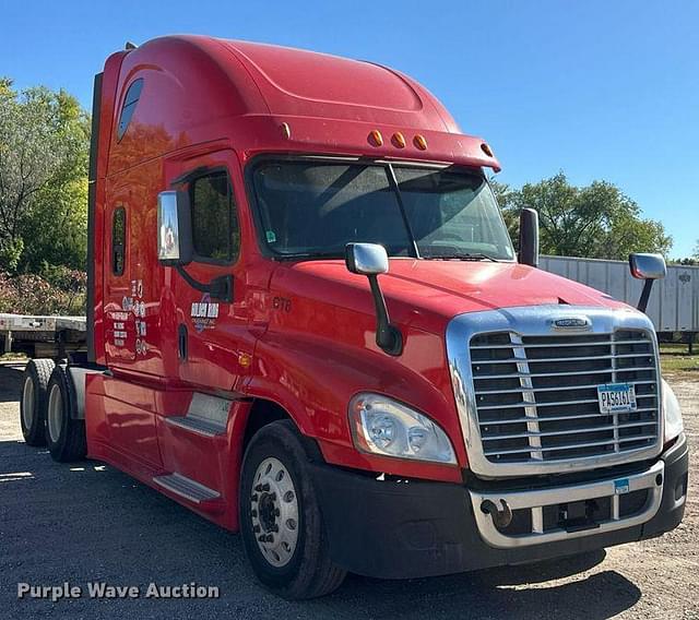 Image of Freightliner Cascadia equipment image 2